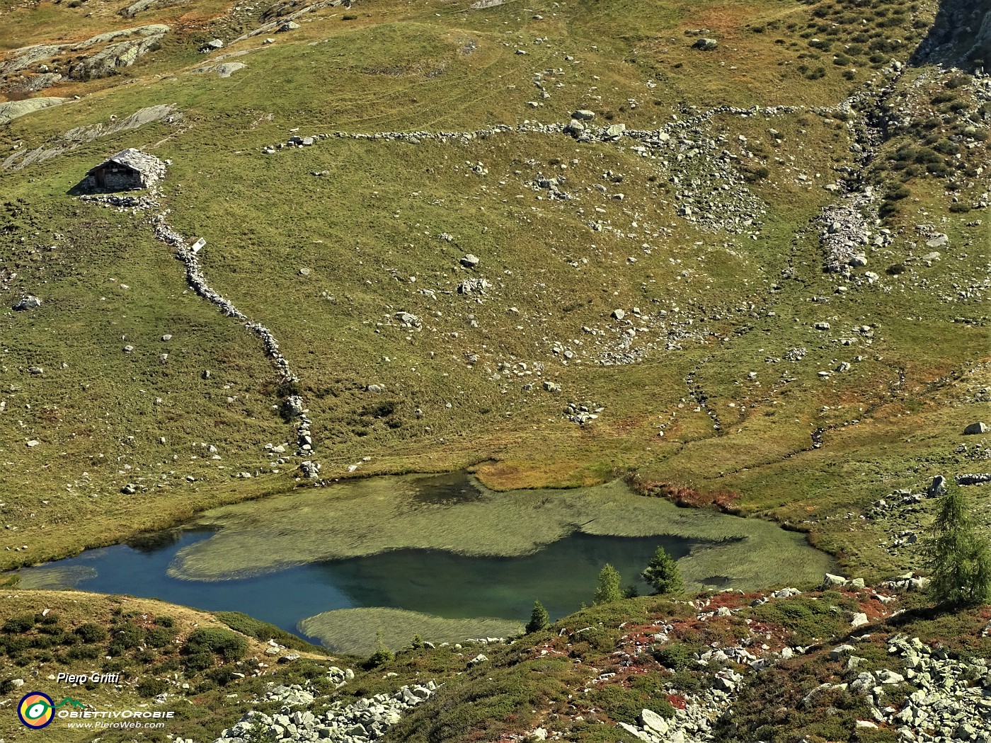 34 Lago di porcile 'piccolo' (1986 m) visto dall'alto con graziosa baita d'alpe.JPG